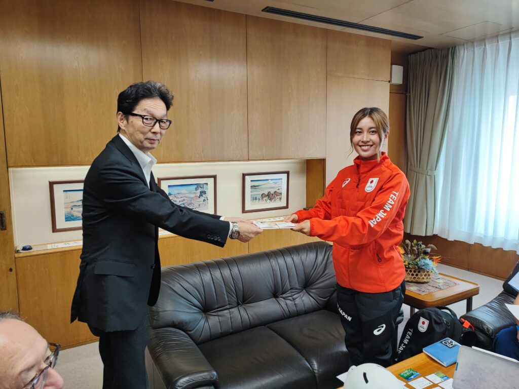 激励金を手渡す森田会長